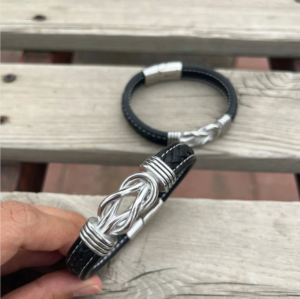 Pulsera de cuero: símbolo de unión y fuerza eterna