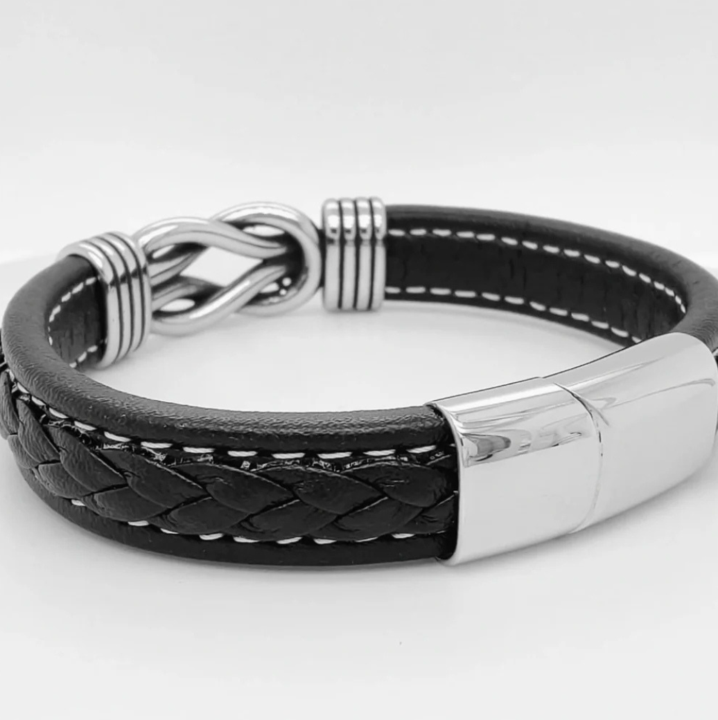 Pulsera de cuero: símbolo de unión y fuerza eterna