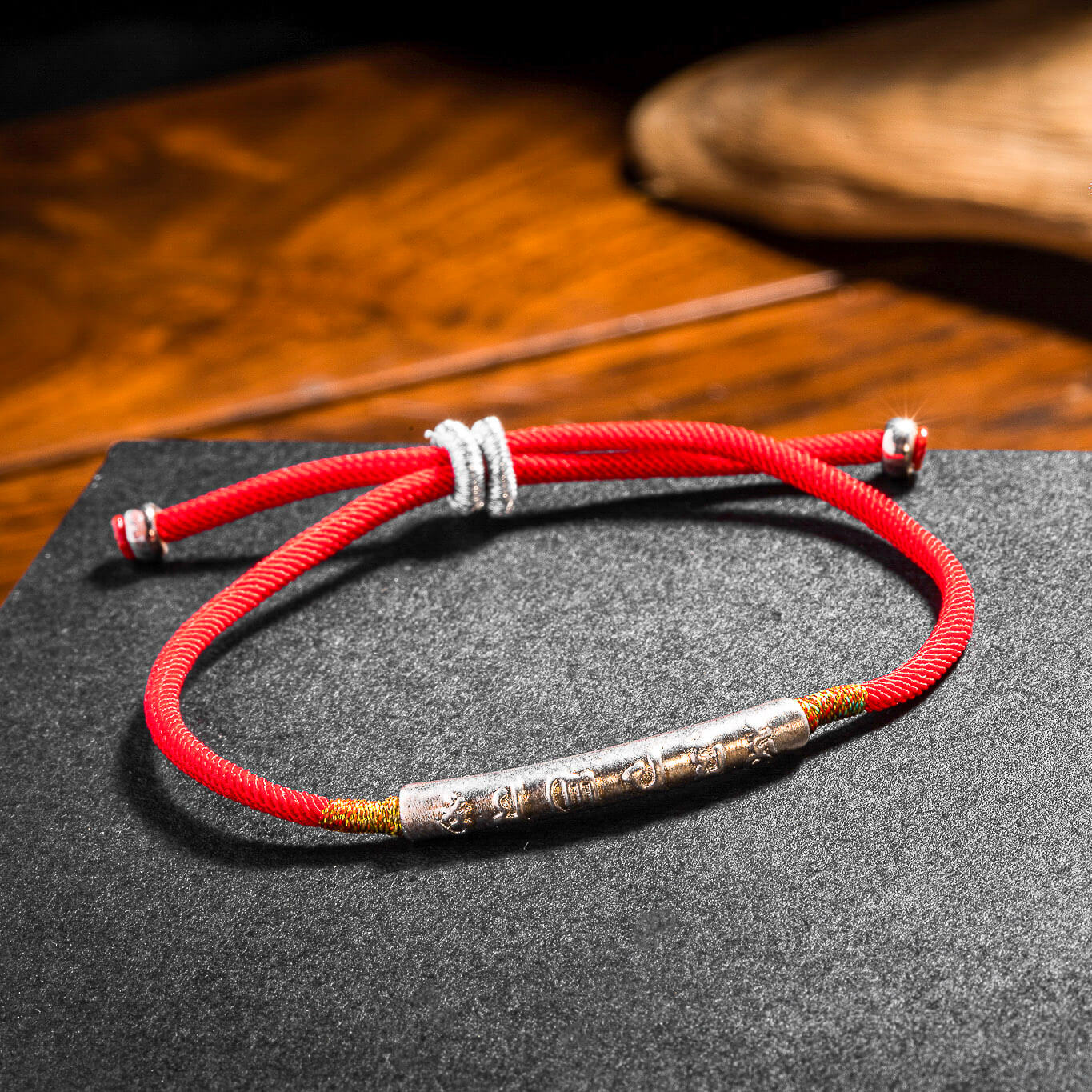 Pulsera de Hilo Rojo Tibetano - Amuleto Budista de la Suerte